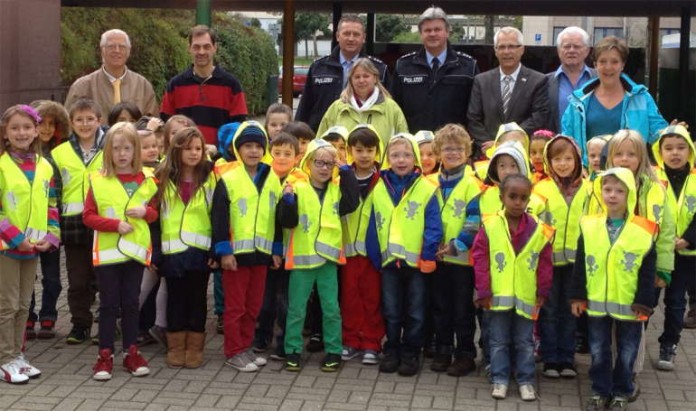 Kindergartenkinder bei der Übergabe der Warnweste